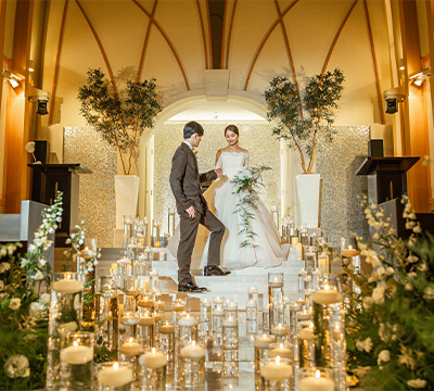 ｜独立型チャペル | チャペル正面 | 自然光が降り注ぐ独立型チャペル。木のアーチが支える誓いの空間 | 独立型チャペル 浜松／自然光 チャペル／フォトジェニック | バージンロード | 白いバージンロードと花の装飾が彩る挙式シーン | 浜松 結婚式場 チャペル／ナイトセレモニー |