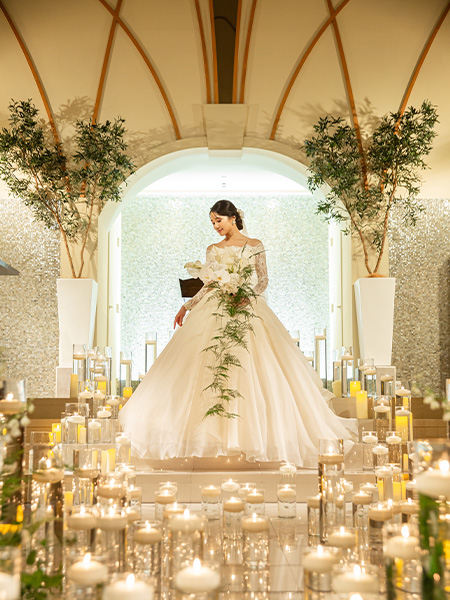 ｜独立型チャペル | チャペル正面 | 自然光が降り注ぐ独立型チャペル。木のアーチが支える誓いの空間 | 独立型チャペル 浜松／自然光 チャペル／フォトジェニック | バージンロード | 白いバージンロードと花の装飾が彩る挙式シーン | 浜松 結婚式場 チャペル／ナイトセレモニー |